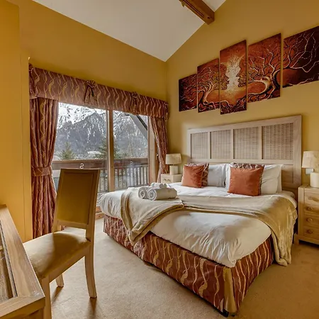 Chalet Serena - Luxury 7 Bedroom Chalet, Pool &