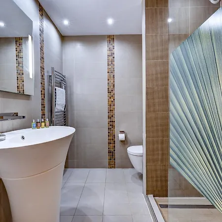 Serena - Luxury 7 Bedroom Chalet, Pool &